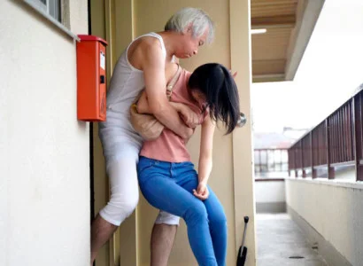 Vợ trẻ bị bố chồng già ép quan hệ