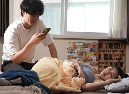 Hắn ta bị cuốn hút bởi cảnh người yêu ngoại tình