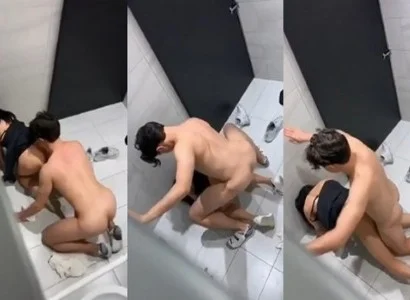 Cặp đang quan hệ quan hệ nhau trong WC quán bar